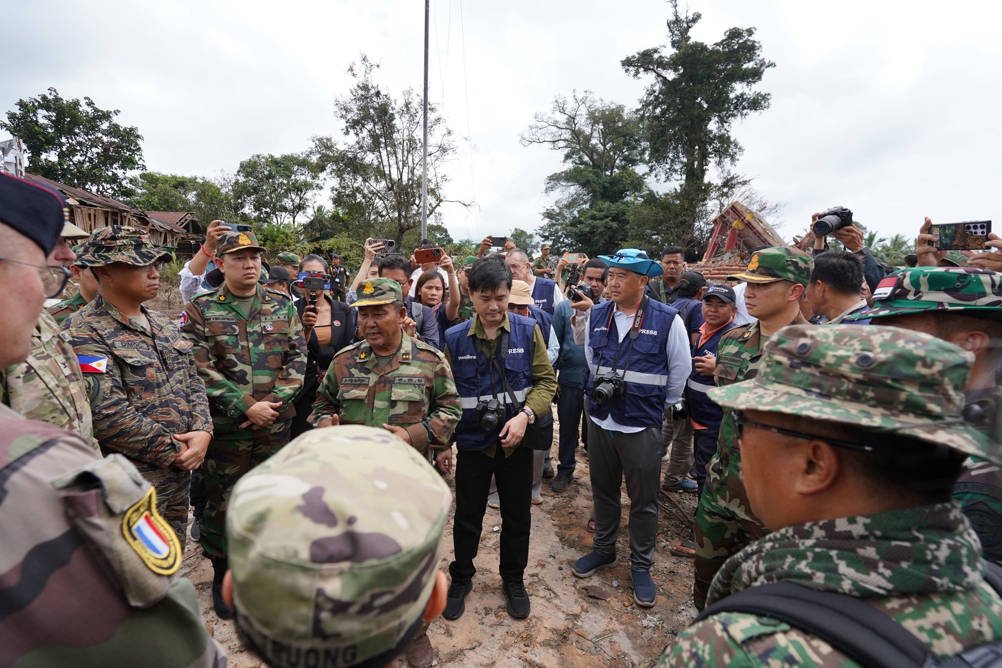 Thais​ Hold Cambodian Soldiers and Breach Ceasefire