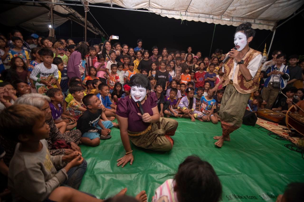 Art Eases Pain of Fleeing Conflict
