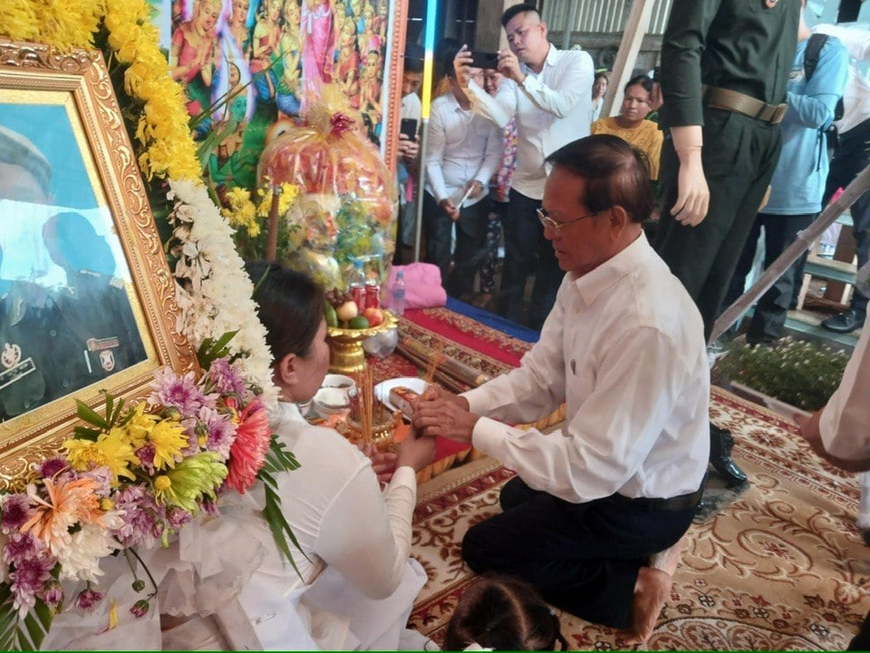 Kem Sokha Pays Respect to Fallen Soldier