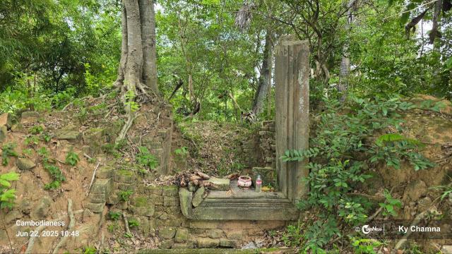 Koh Ho: The Remains of a Small Brick Temple South of Western Reservoir (Photo Story)