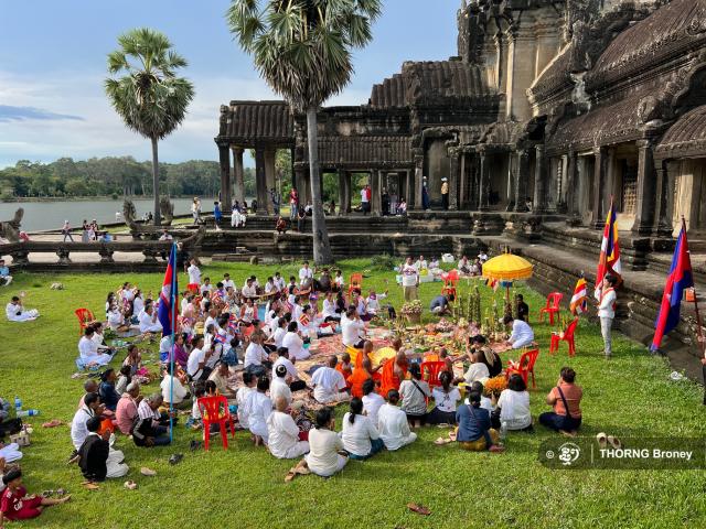 In Pictures: People Pray for the Nation's Peace at Angkor Wat
