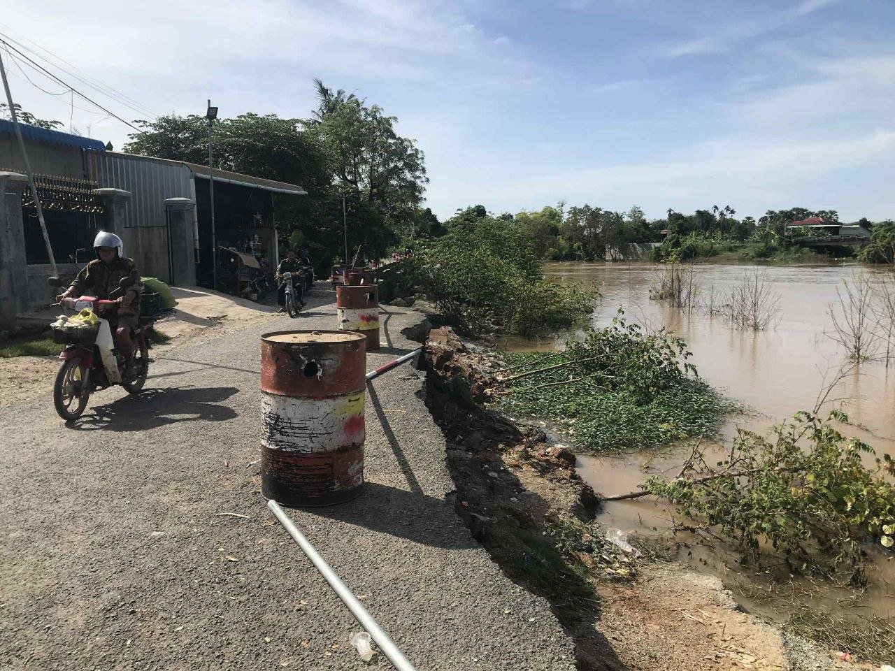 Access Difficult After Road Collapses into River in Kampong Cham