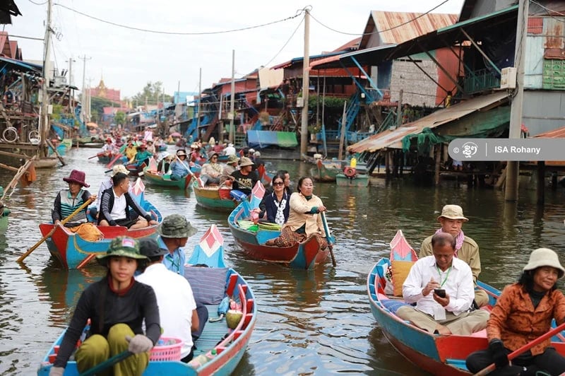 Ecotourism Representatives Visit the Kampong Phluk Community